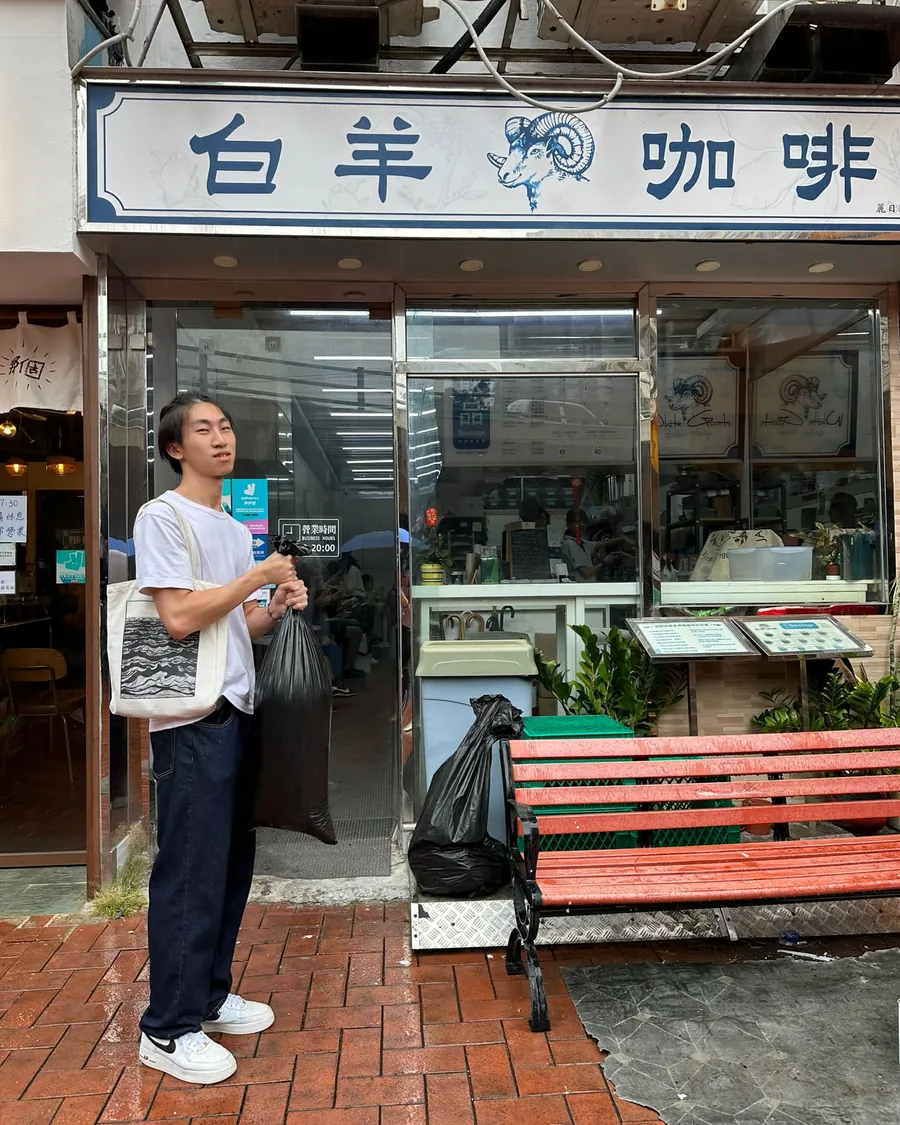研究員喺井財街咖啡店門口收咖啡渣