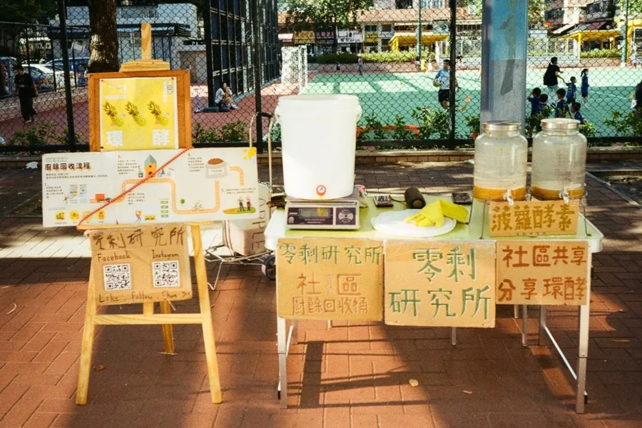街站枱面上嘅秤同記錄表