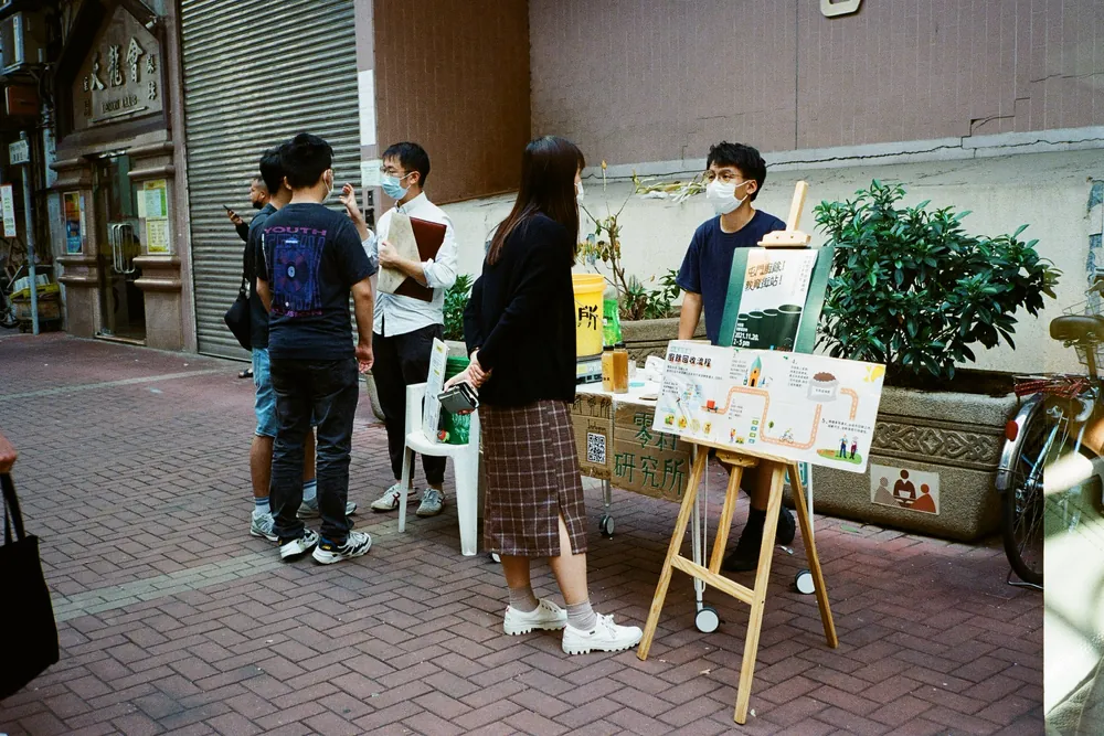A Lab0ver street booth