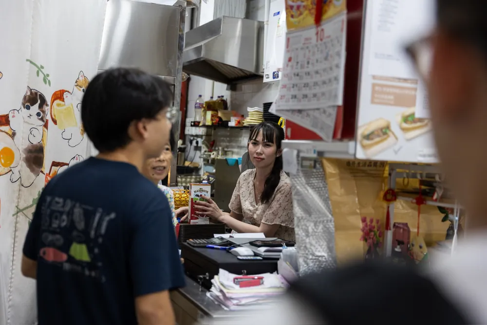 研究員喺小店門口收廚餘