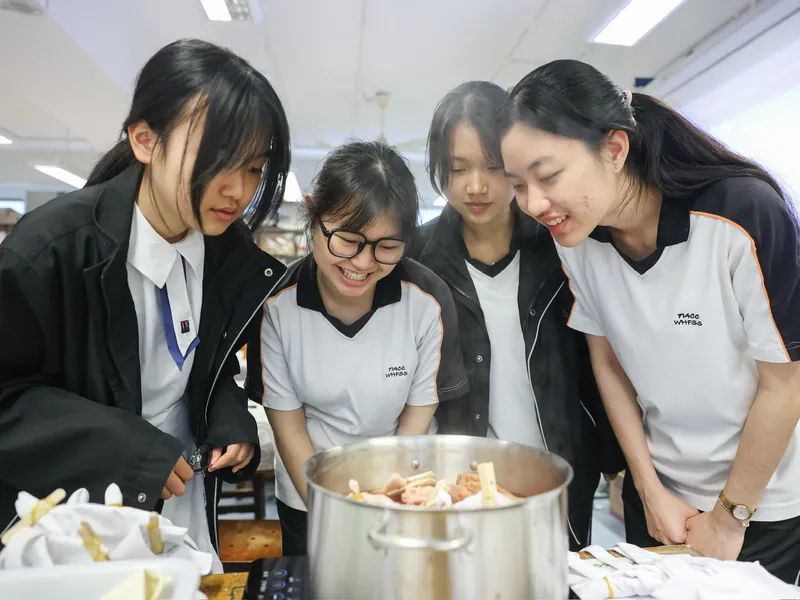 Students making natural dye from kitchen leftovers